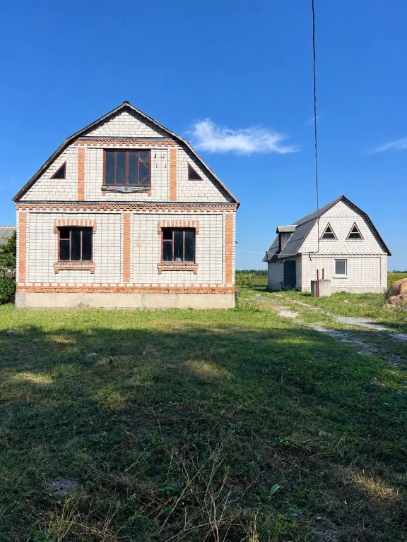 House near the forest in the village of Osikov