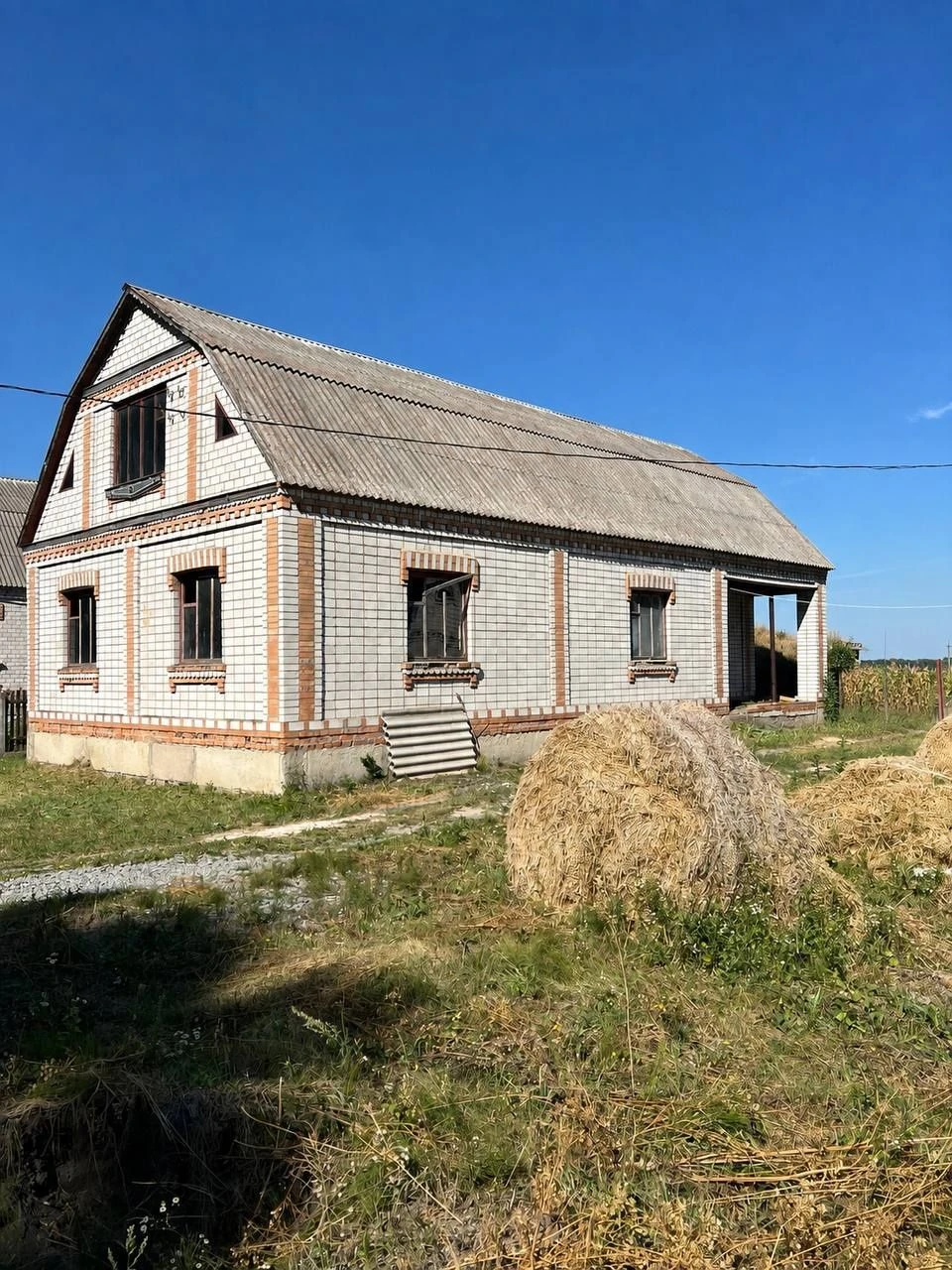 House near the forest in the village of Osikov