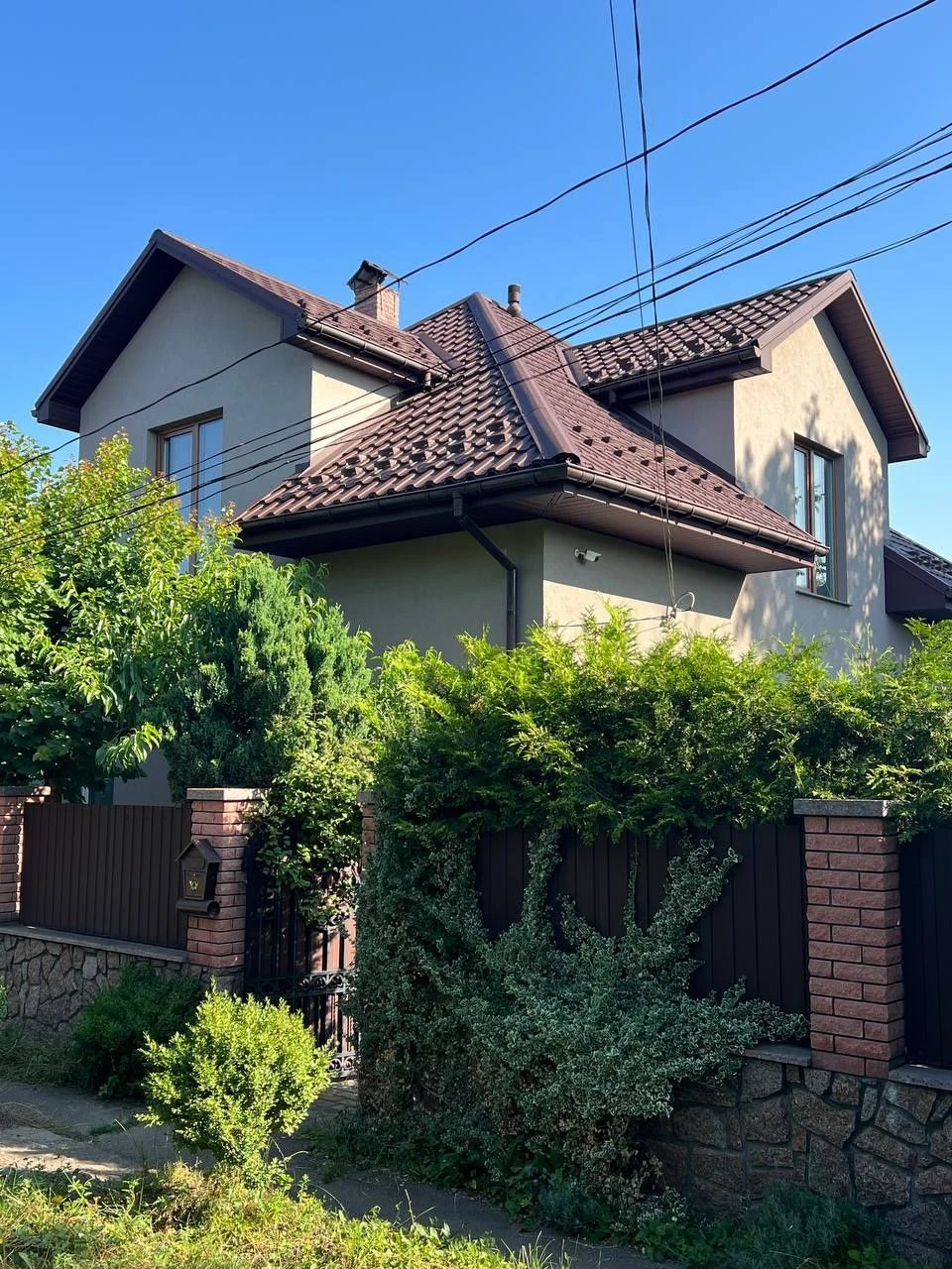 House in the area of the parking lot