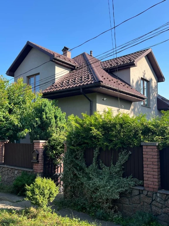 House in the area of the parking lot
