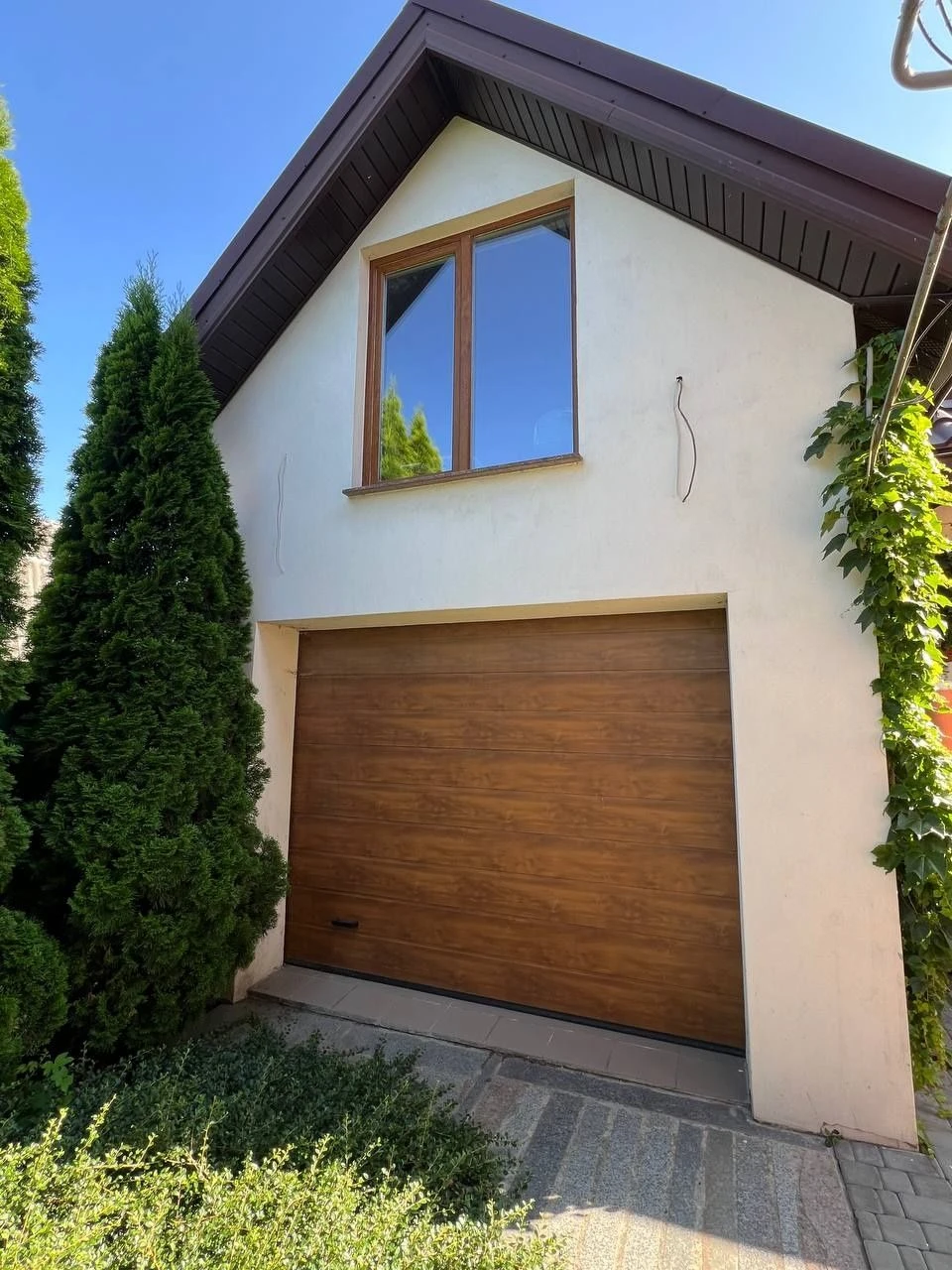 House in the area of the parking lot