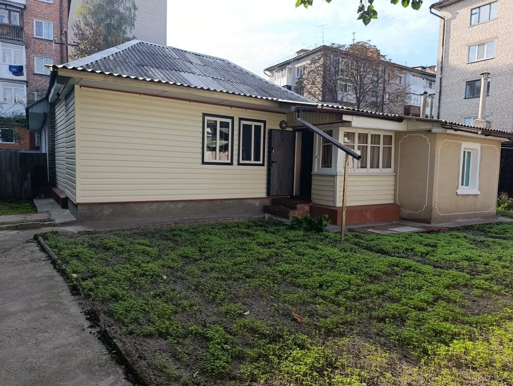 Продаю пів будинку  в Центрі  міста (поблизу податкової), ро