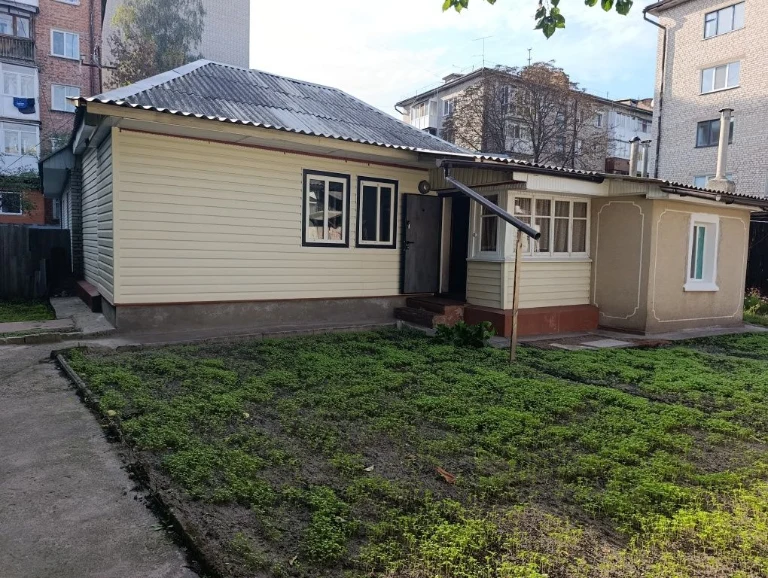 Продаю пів будинку  в Центрі  міста (поблизу податкової), ро