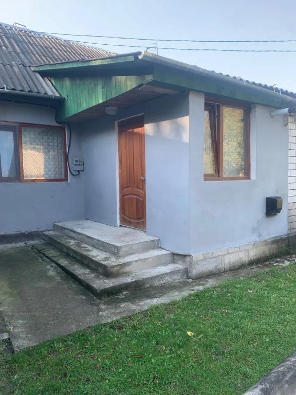 Продам  частину будинку.