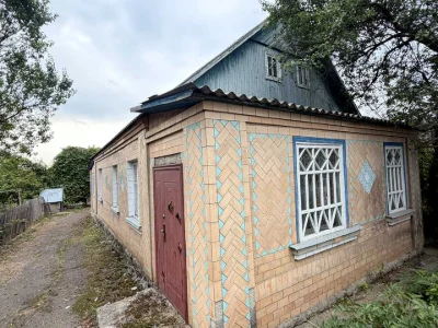 House. Korostish, Shkolna