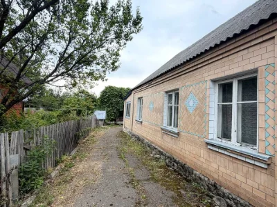 House. Korostish, Shkolna
