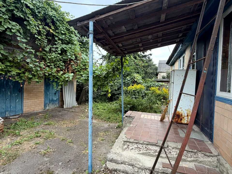 House. Korostish, Shkolna