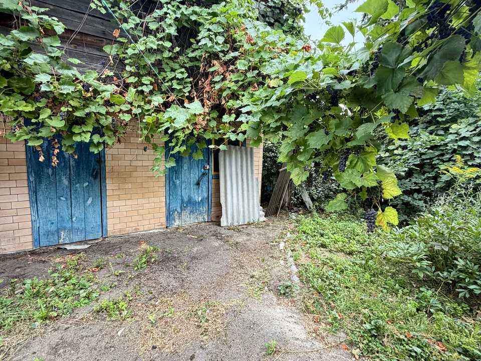 House. Korostish, Shkolna