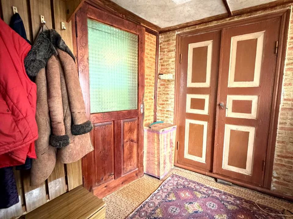 House. Korostish, Shkolna