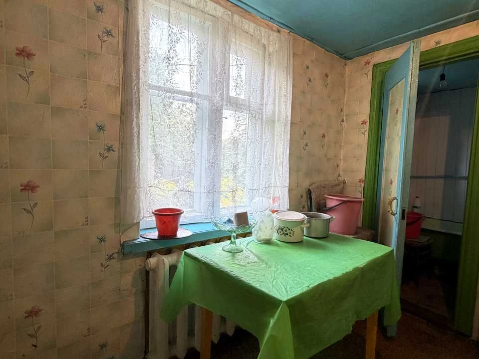 House. Korostish, Shkolna
