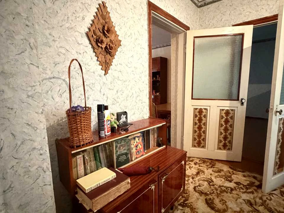 House. Korostish, Shkolna