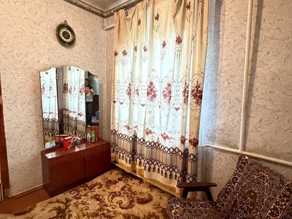 House. Korostish, Shkolna