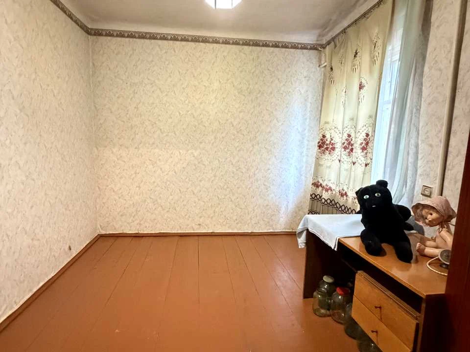 House. Korostish, Shkolna
