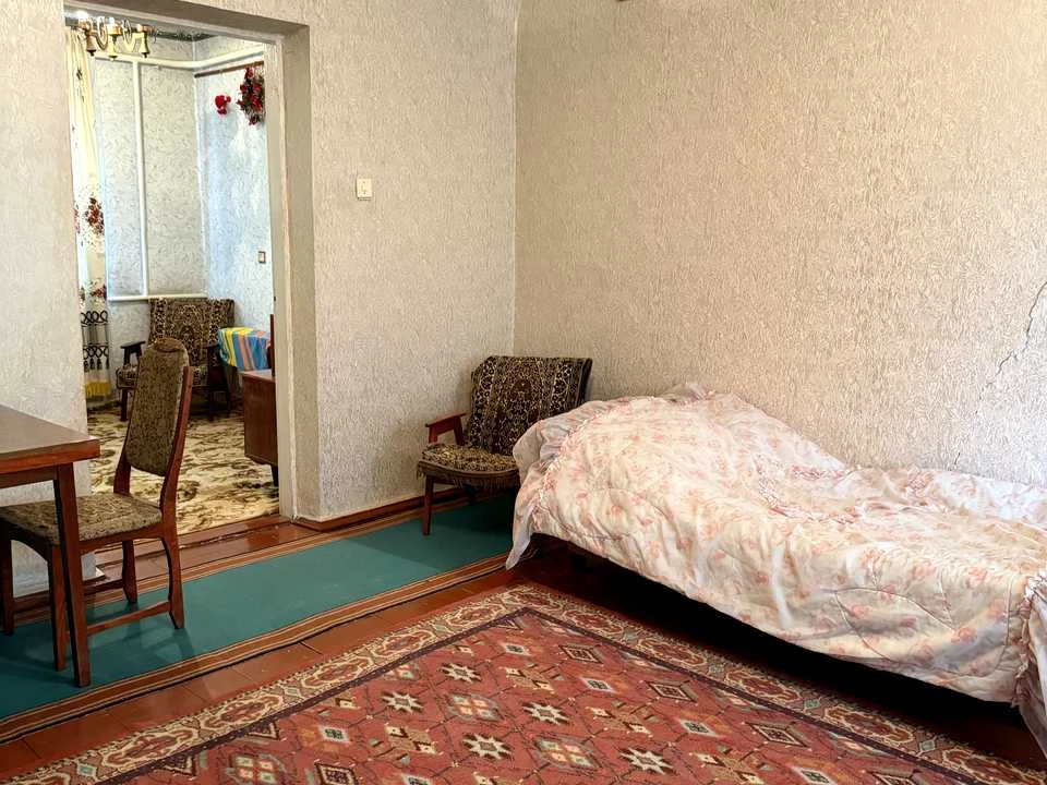 House. Korostish, Shkolna