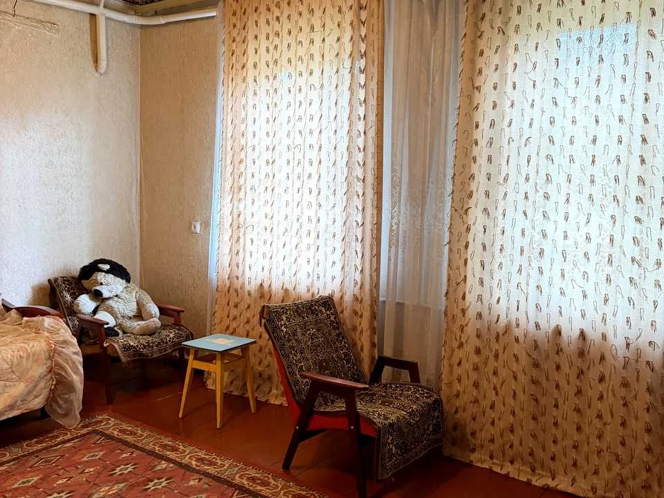 House. Korostish, Shkolna
