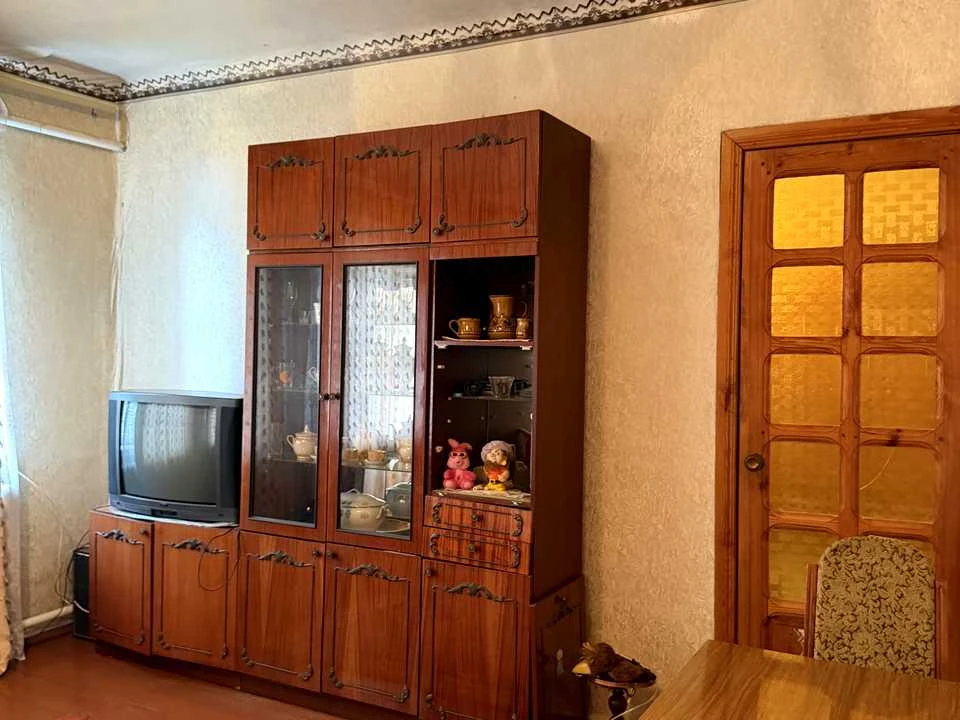 House. Korostish, Shkolna