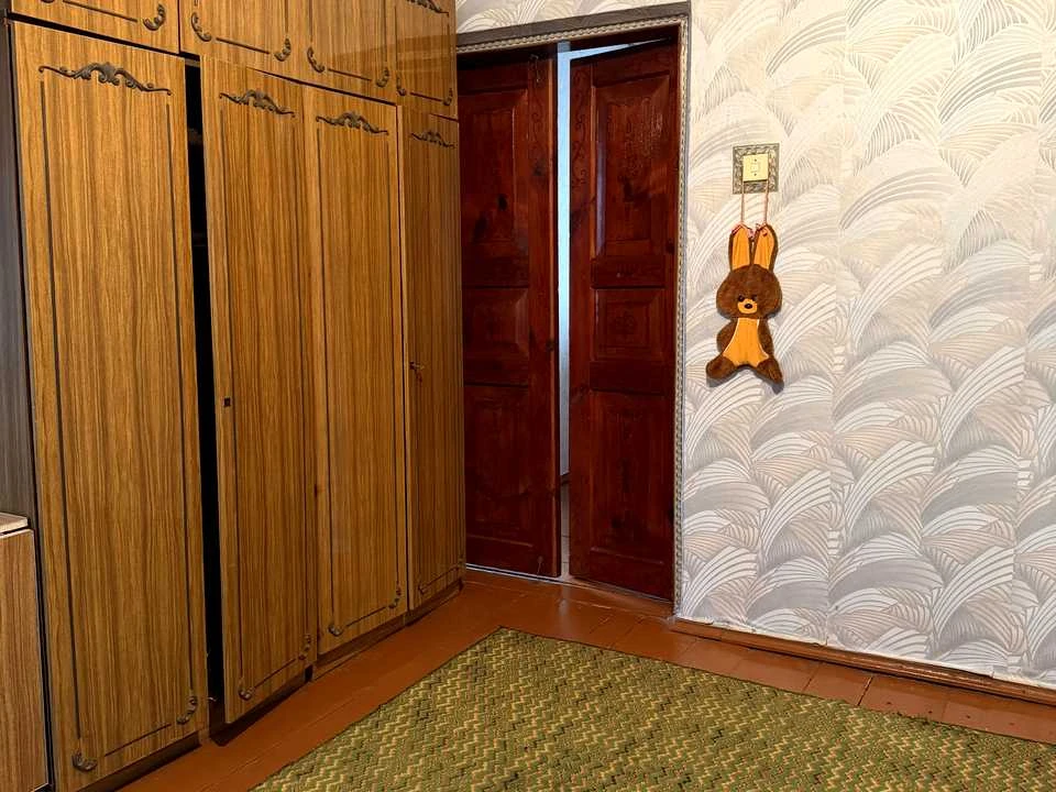 House. Korostish, Shkolna