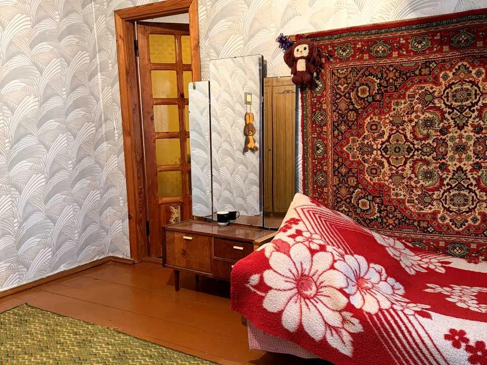 House. Korostish, Shkolna