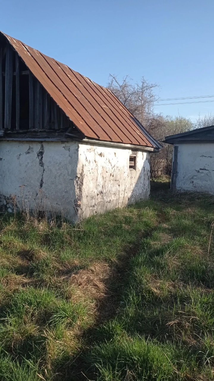 Продам будинок ціна 11 тисяч доларів(  можливий торг)