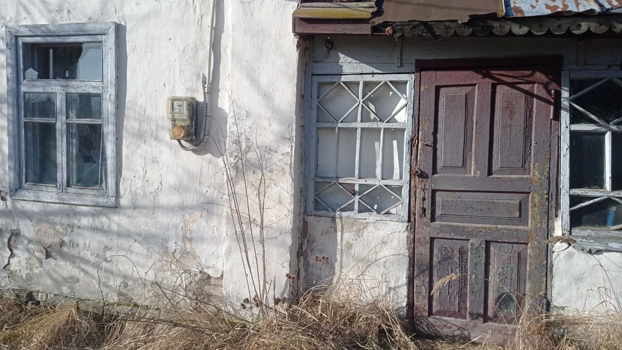 Продам будинок ціна 11 тисяч доларів(  можливий торг)