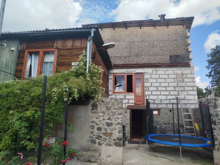 Частина будинку з окремою адресою в гарному місці біля річки