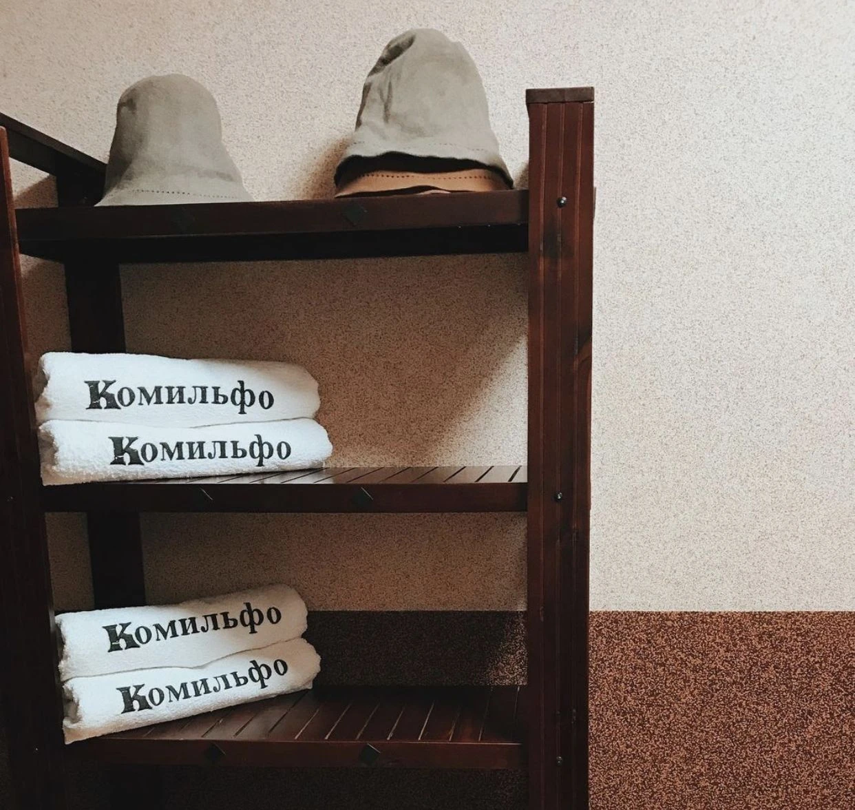 Продаж котеджу з банею та басейном. Читаємо опис