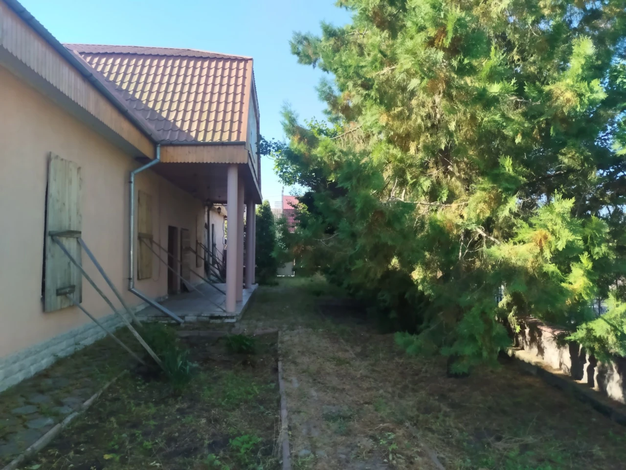 Будинок разом з комерційним приміщенням на 1 поверсі зі зруч