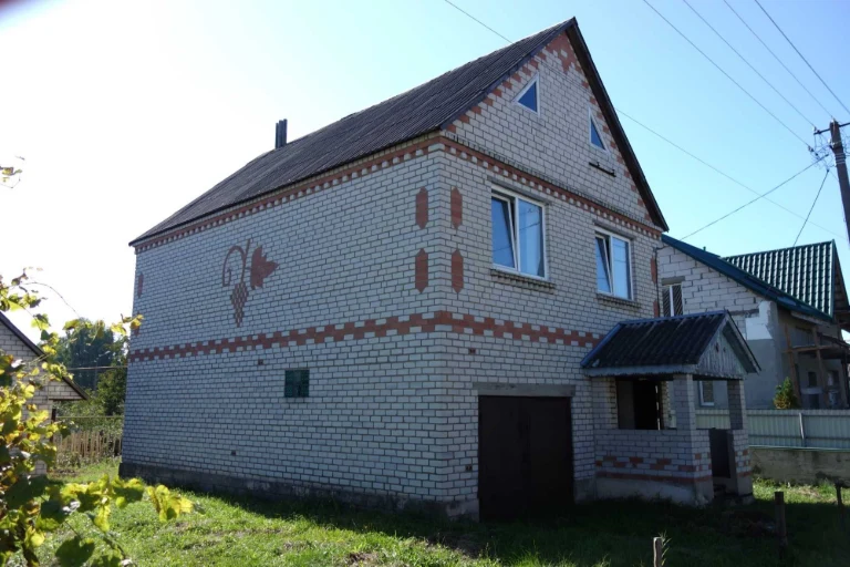 Продається 2х поверховий будинок, хлів, присадибна ділянк 7.