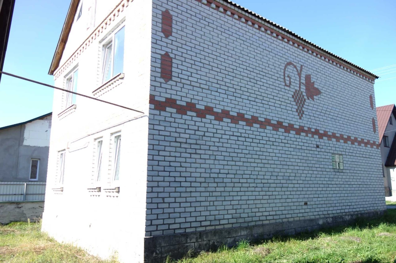 Продається 2х поверховий будинок, хлів, присадибна ділянк 7.