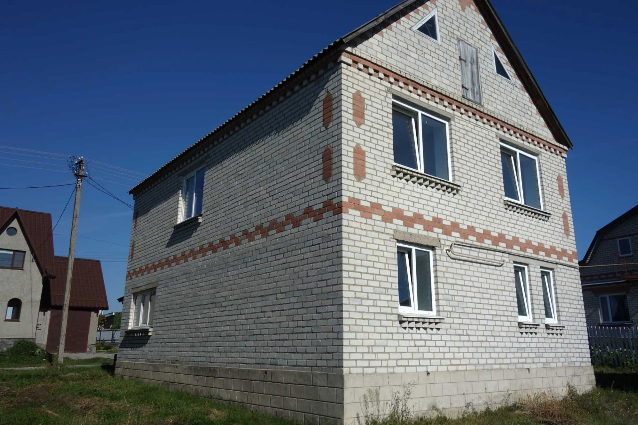 Продається 2х поверховий будинок, хлів, присадибна ділянк 7.