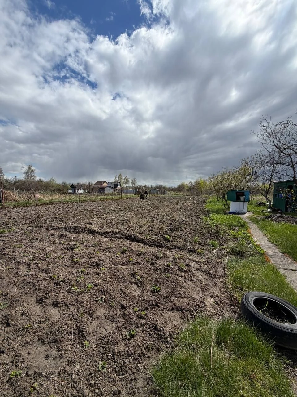 Продаж садового будинку з великою земельною ділянкою
