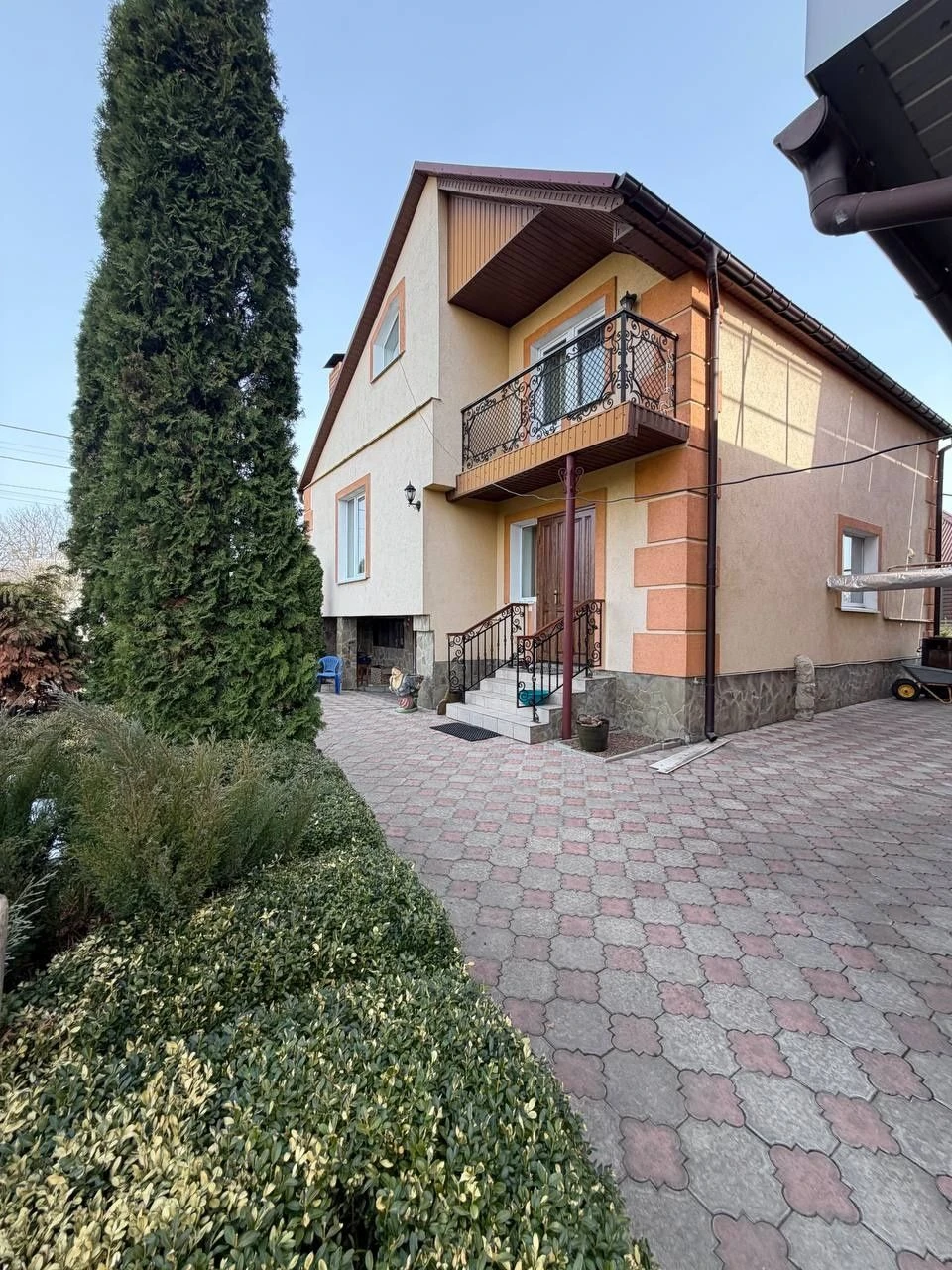 Продаж 2-поверхового будинку