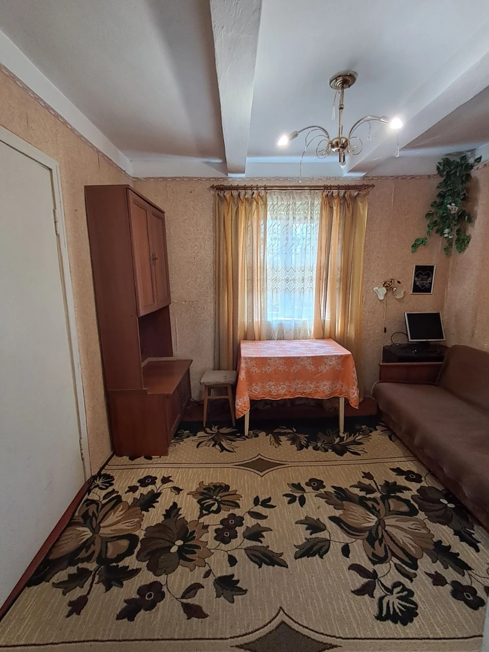 Продаж будинку з великою територією.