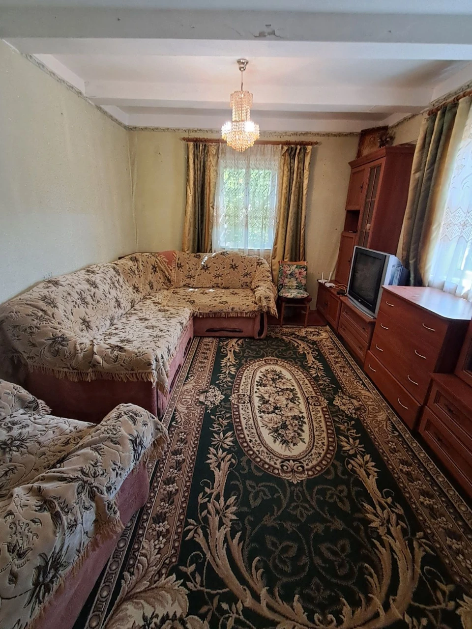 Продаж будинку з великою територією.