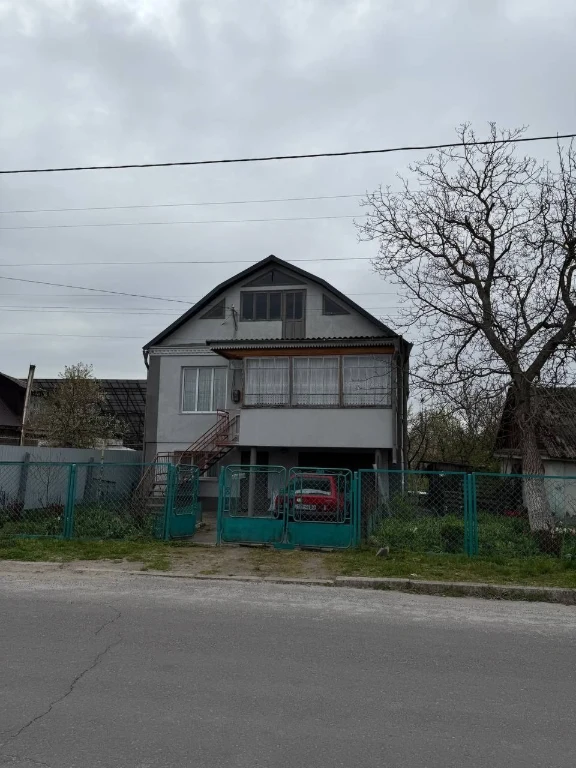 Продаж 2-поверхового будинку