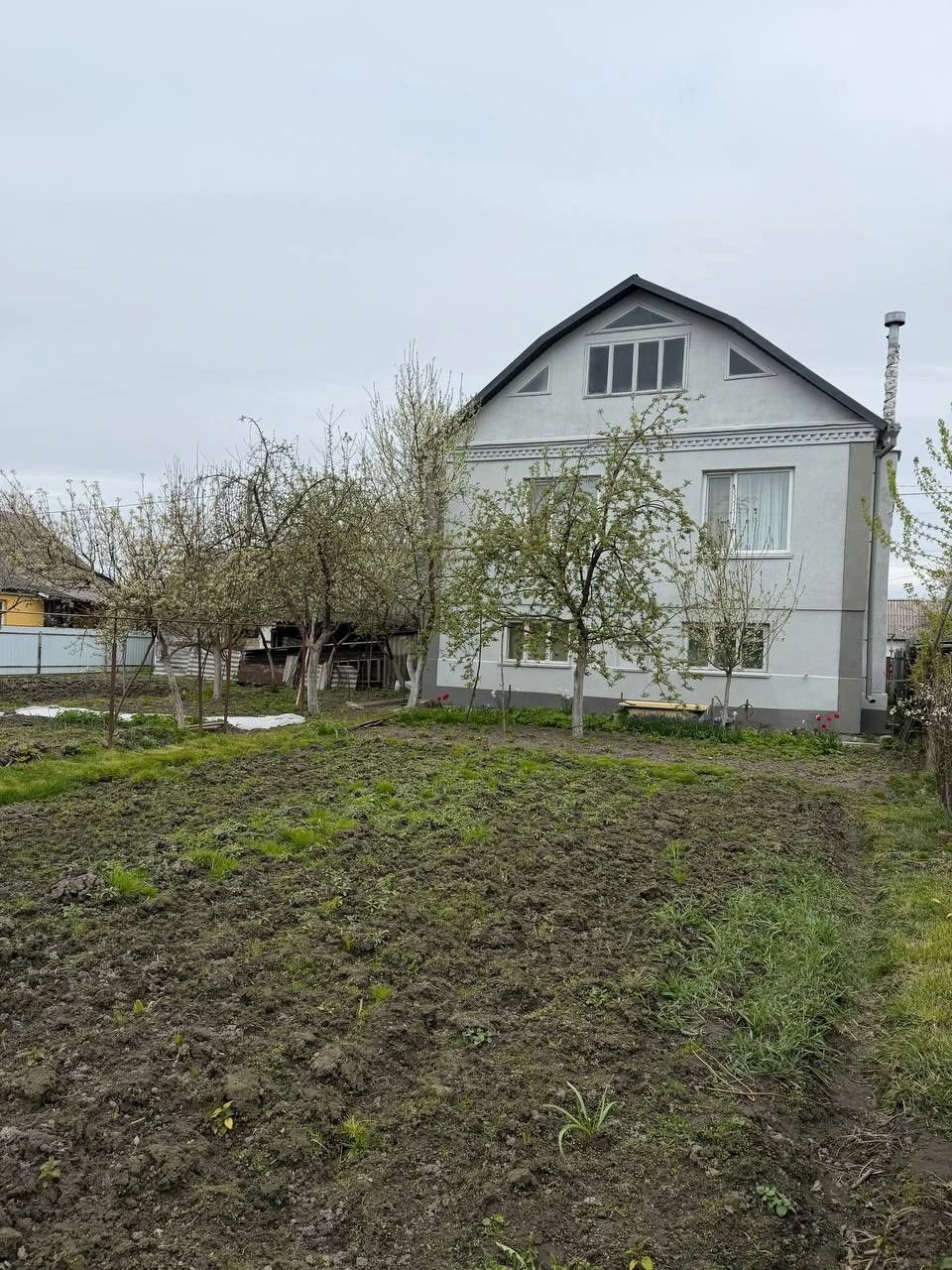 Продаж 2-поверхового будинку