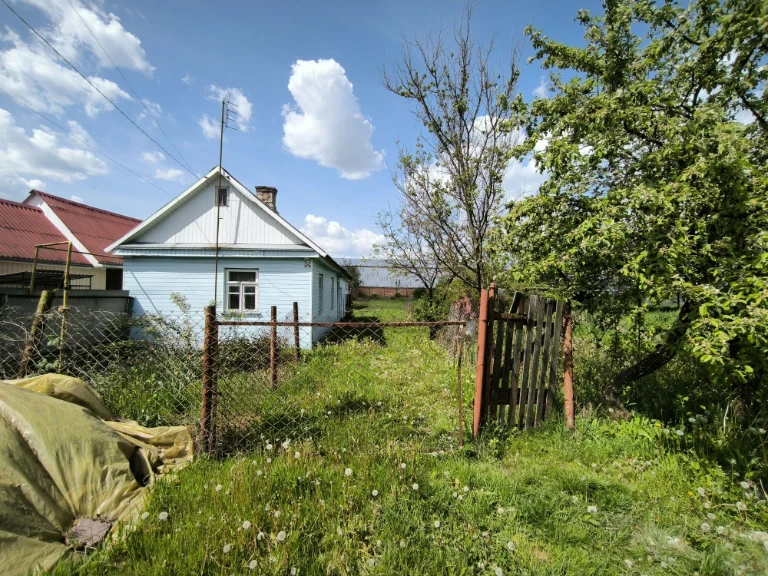 Будинок з ділянкою