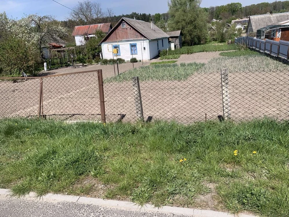 Будинок із землею