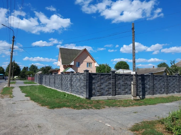 Продам двоповерховий будинокк