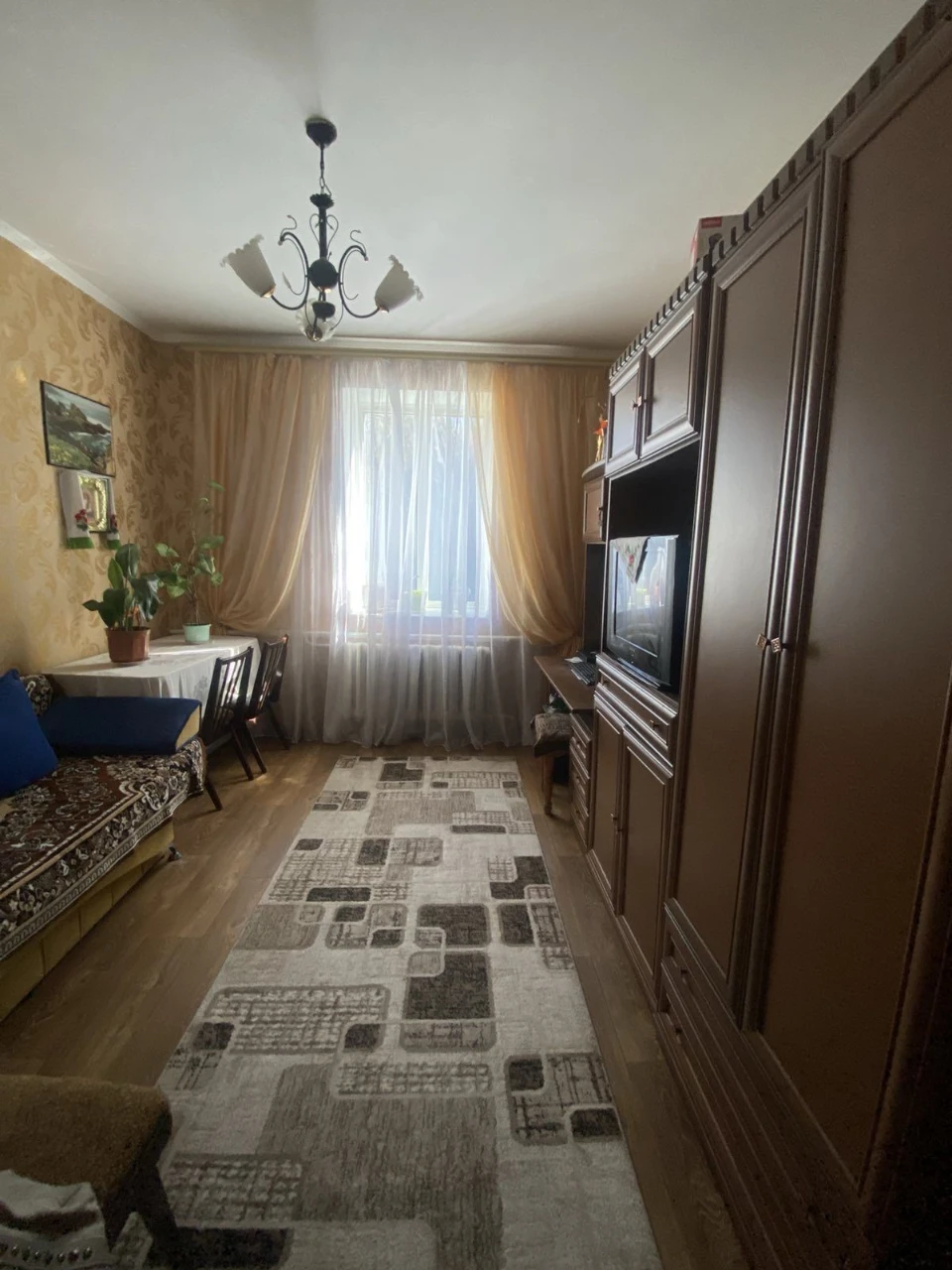 Продаж великого будинку у центральній частині міста по вул.
