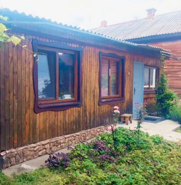 Продам частину будинку в м.Овруч(центральна вулиця міста)