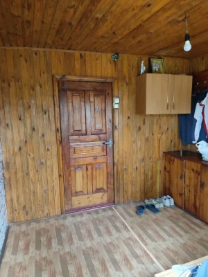 Продам частину будинку в м.Овруч(центральна вулиця міста)