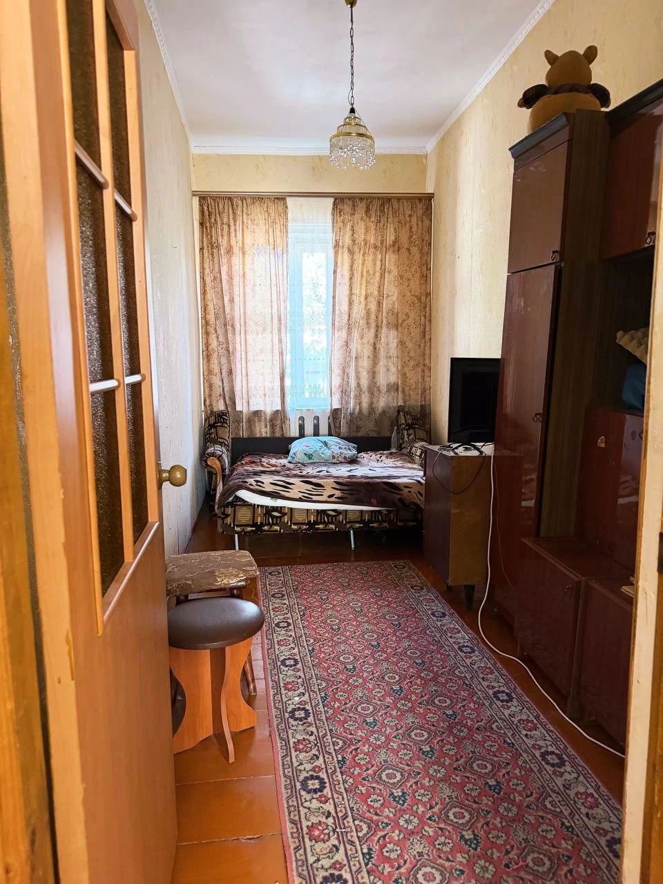 Продам частину будинку в м.Овруч(центральна вулиця міста)