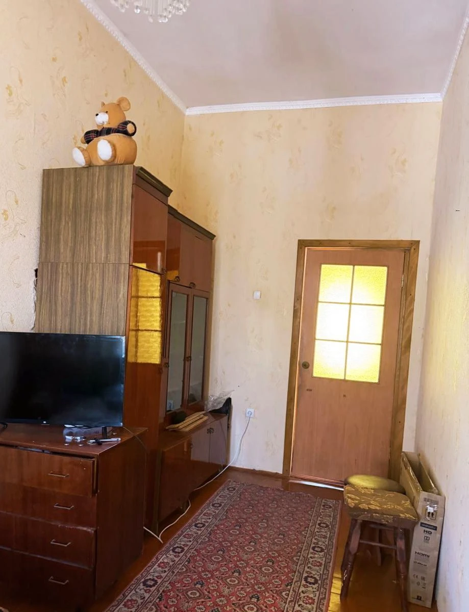 Продам частину будинку в м.Овруч(центральна вулиця міста)