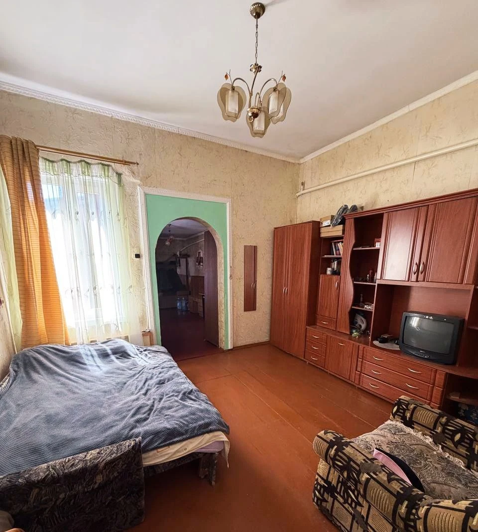 Продам частину будинку в м.Овруч(центральна вулиця міста)