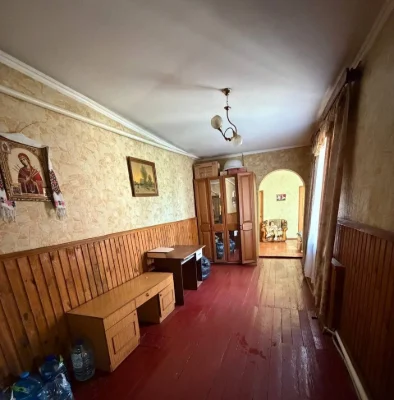 Продам частину будинку в м.Овруч(центральна вулиця міста)