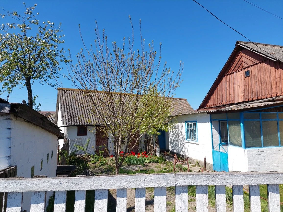 Продається  половина будинку не далеко аід центр