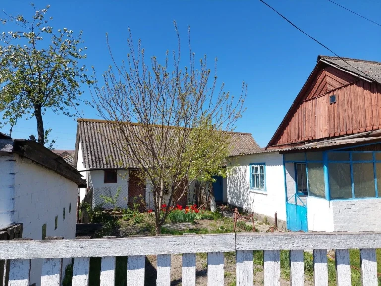 Продається  половина будинку не далеко аід центр