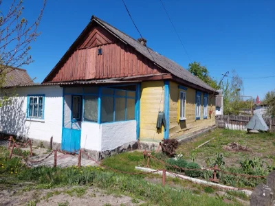 Продається  половина будинку не далеко аід центр