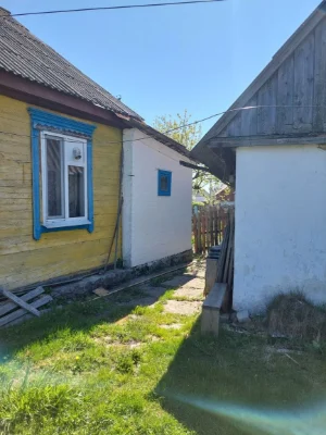Продається  половина будинку не далеко аід центр